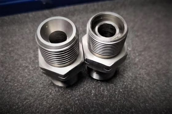 まっすぐなねじCNCのコネクターはCNC回転サービス ジュースの抽出器の部品を分けます