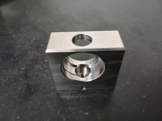 機械で造られたステンレス鋼の部品を機械で造る半導体の機械類4の軸線