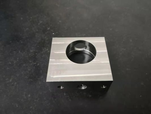 機械で造られたステンレス鋼の部品を機械で造る半導体の機械類4の軸線
