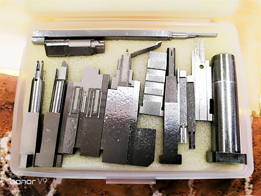 付属品の挿入物CNCの精密部品のプラスチック注入型の部品は死にます