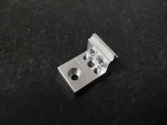 4つの軸線の機械化の精密CNCの製粉のALの部品の自動生産ライン付属品
