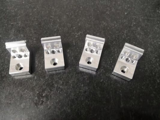 4つの軸線の機械化の精密CNCの製粉のALの部品の自動生産ライン付属品